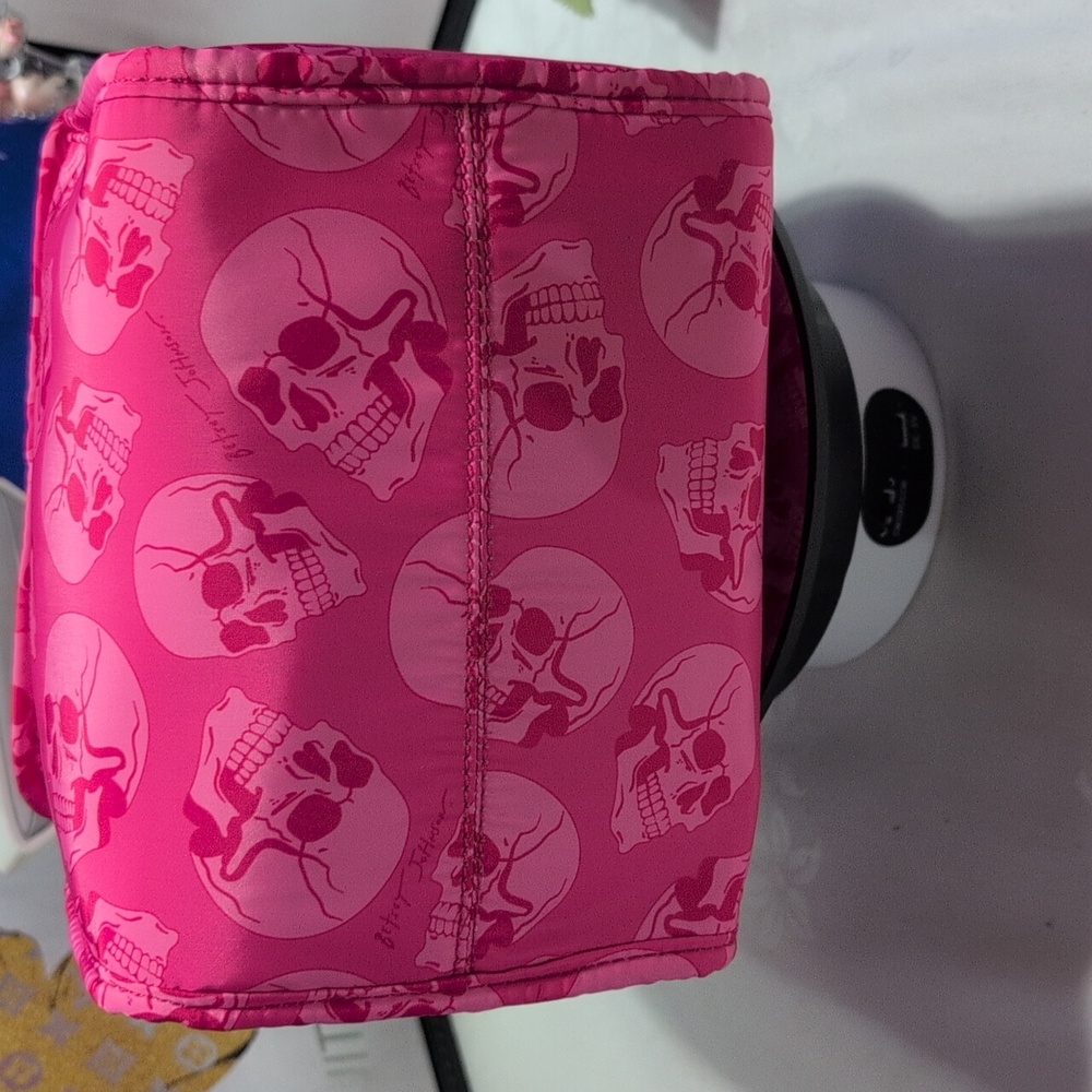 Betsey Johnson Insulated Lunch Tote Fuschia Fuchsia Skull Print With Skull Charm - Picture 10 of 12